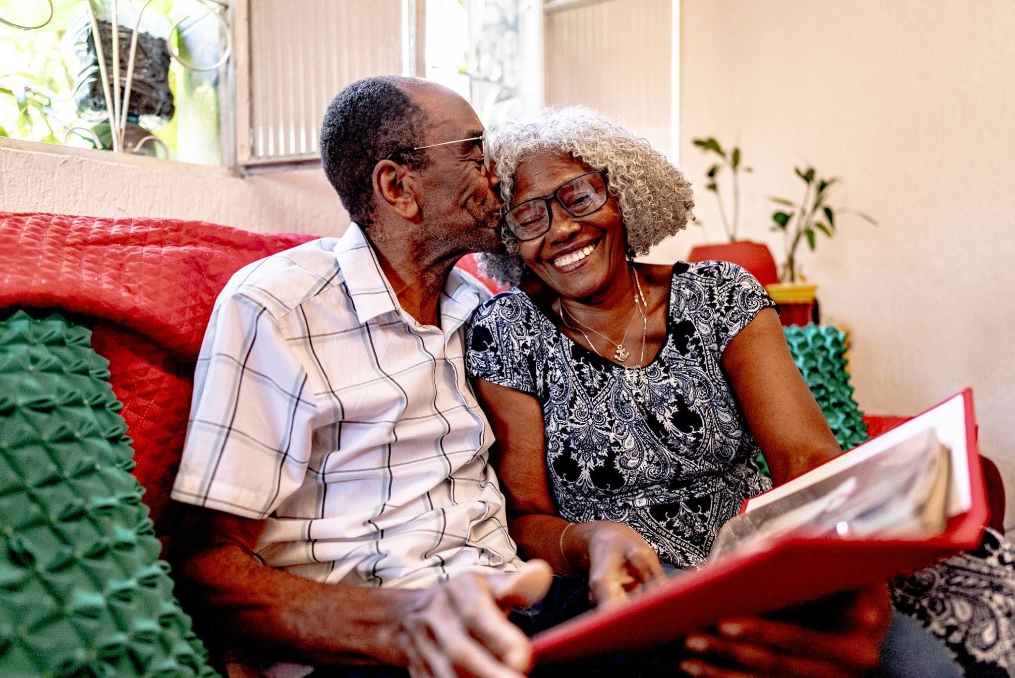 happy-senior-family
